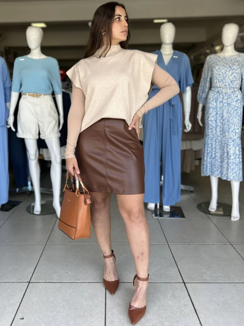 SAIA FEMININO ADULTO CURTO COURO